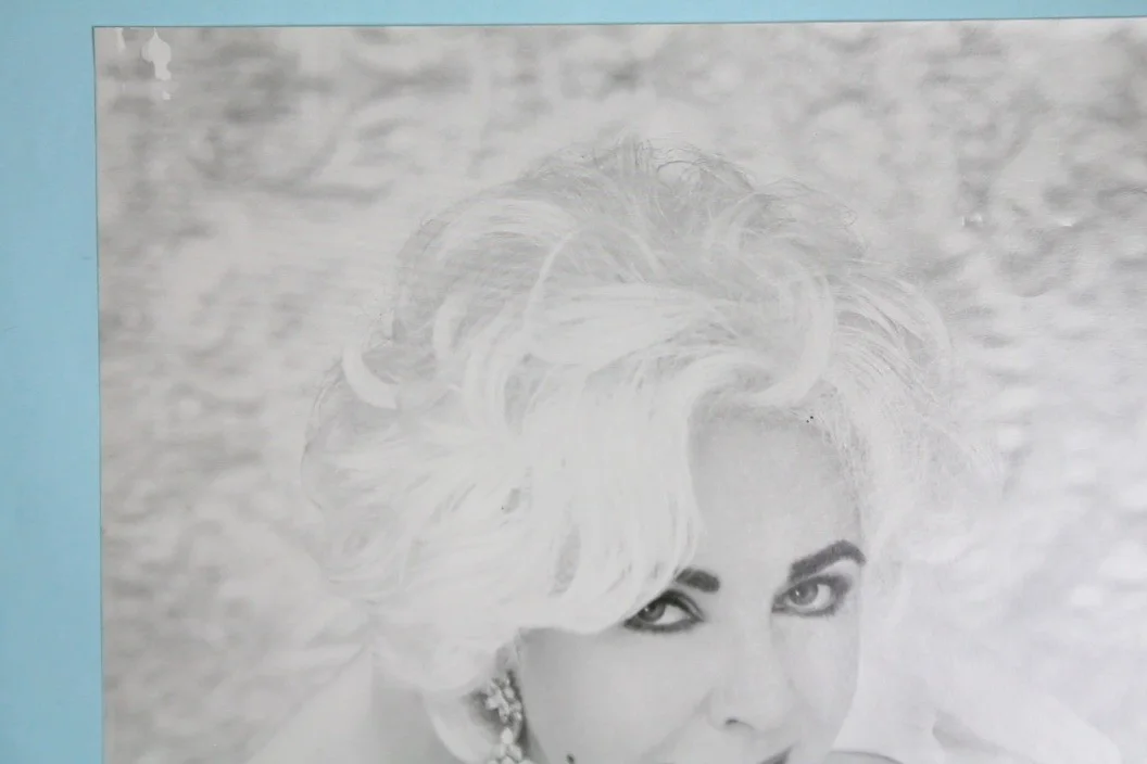 Elizabeth Taylor — Elizabeth Taylor Signed Autographed 8" x 10" B&W Photograph #9f2, image 3