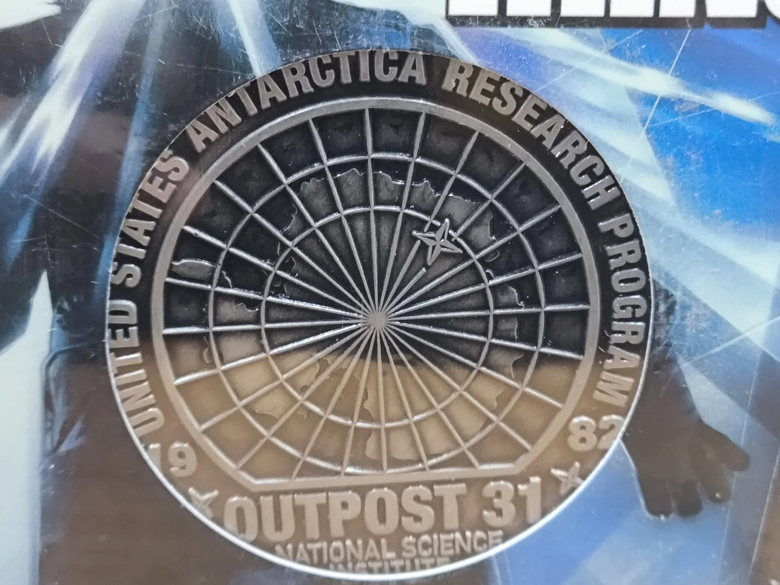 The Thing - Outpost 31 Medallion - Heavily Embossed Metal - New and Sealed, изображение 4
