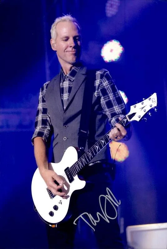 Tom Dumont — No Doubt Tom Dumont authentic signed rock 10X15 photo W/Cert Autographed A0009