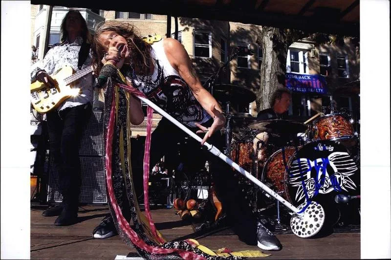 Steven Tyler — Aerosmith Steven Tyler authentic signed rock 10X15 photo |Cert Autographed A0022