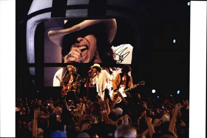 Steven Tyler — Aerosmith Steven Tyler authentic signed rock 10X15 photo |Cert Autographed A0056