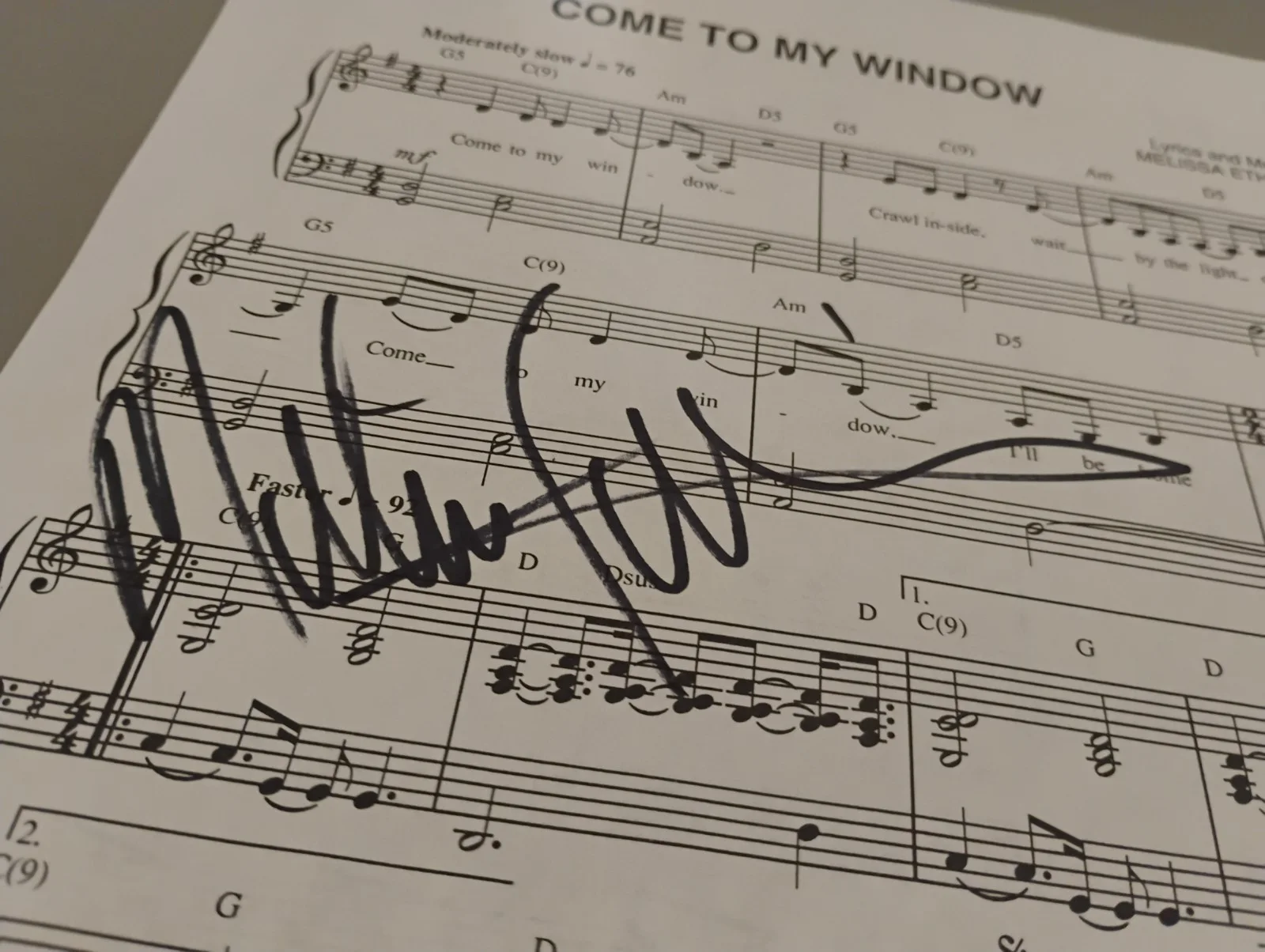MELISSA ETHERIDGE SINGER SONGWRITER SIGNED COME TO MY WINDOW 9X12 SHEET MUSIC, изображение 2