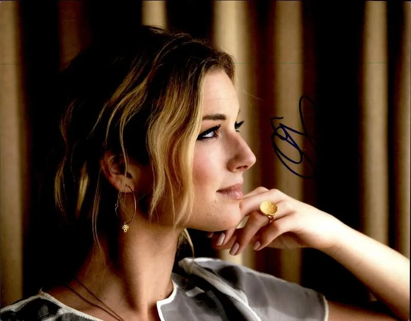 Emily Vancamp — Emily Vancamp authentic signed celebrity 11X14 photo W/Cert Autographed A0007