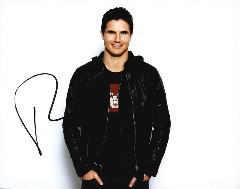 Robbie Amell — Robbie Amell authentic signed celebrity 8x10 photo W/Cert Autographed D3