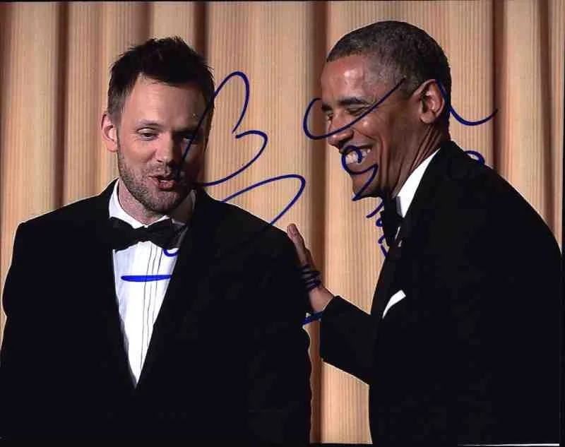 Joel Mchale — Joel McHale signed celebrity 8x10 photo W/Certificate (51816c1)