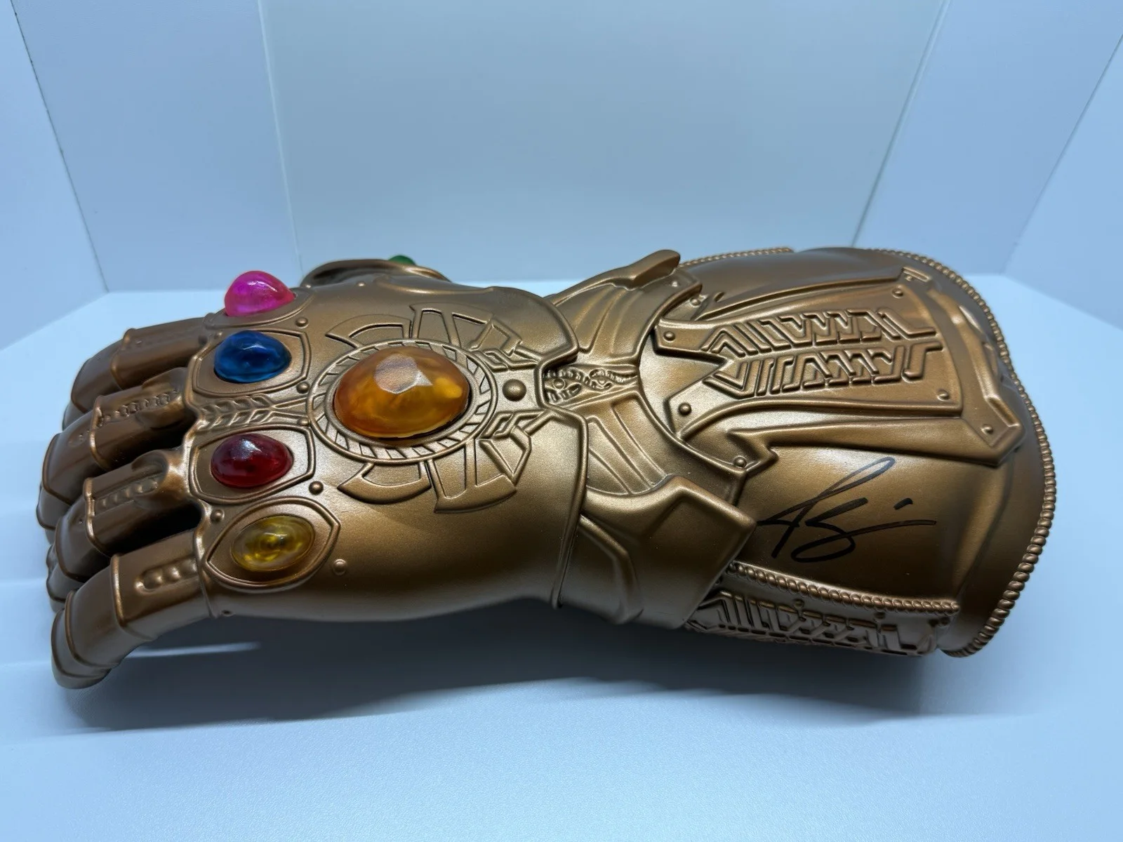 Josh Brolin — Josh Brolin Signed Infinity Stone Gauntlet Prop BAS Witnessed, image 2