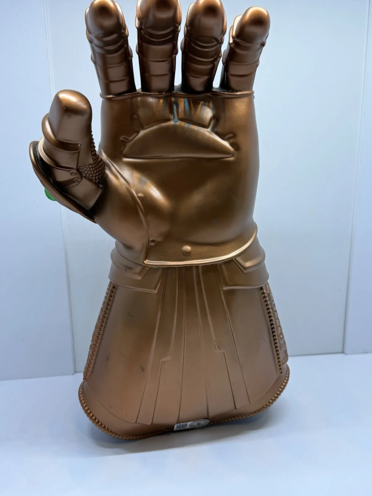 Josh Brolin — Josh Brolin Signed Infinity Stone Gauntlet Prop BAS Witnessed, image 4