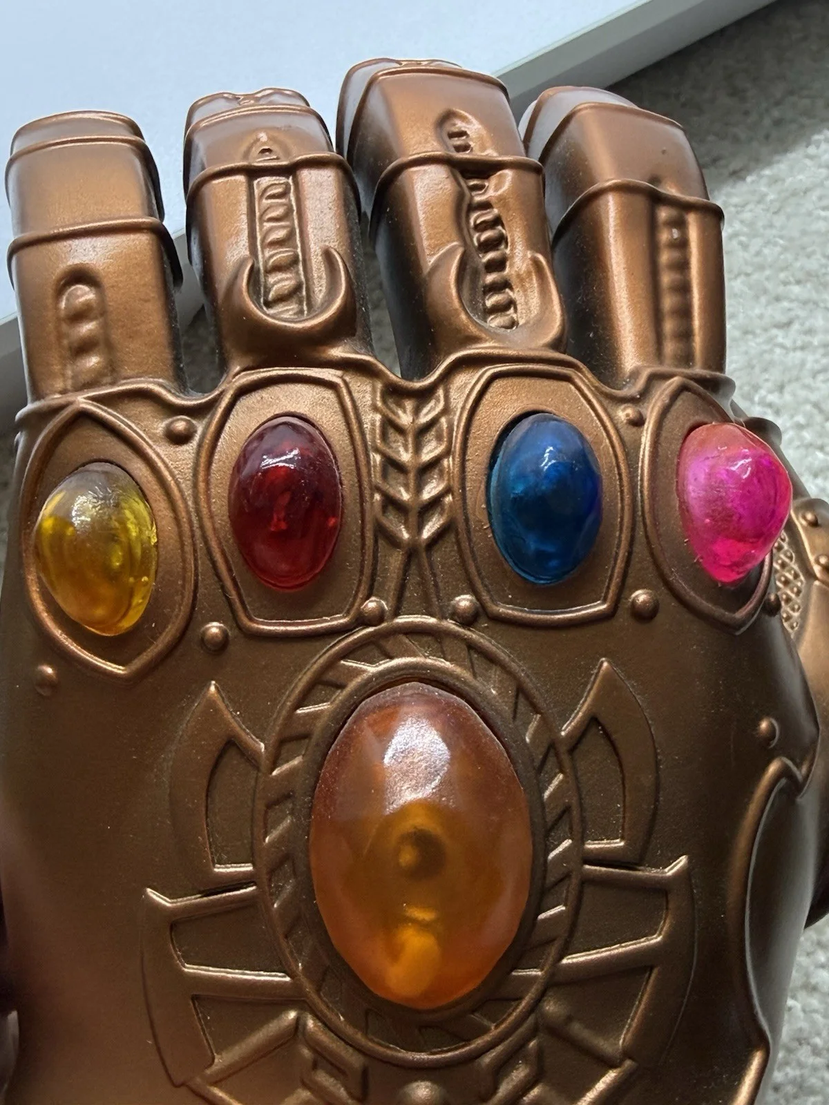 Josh Brolin — Josh Brolin Signed Infinity Stone Gauntlet Prop BAS Witnessed, image 5