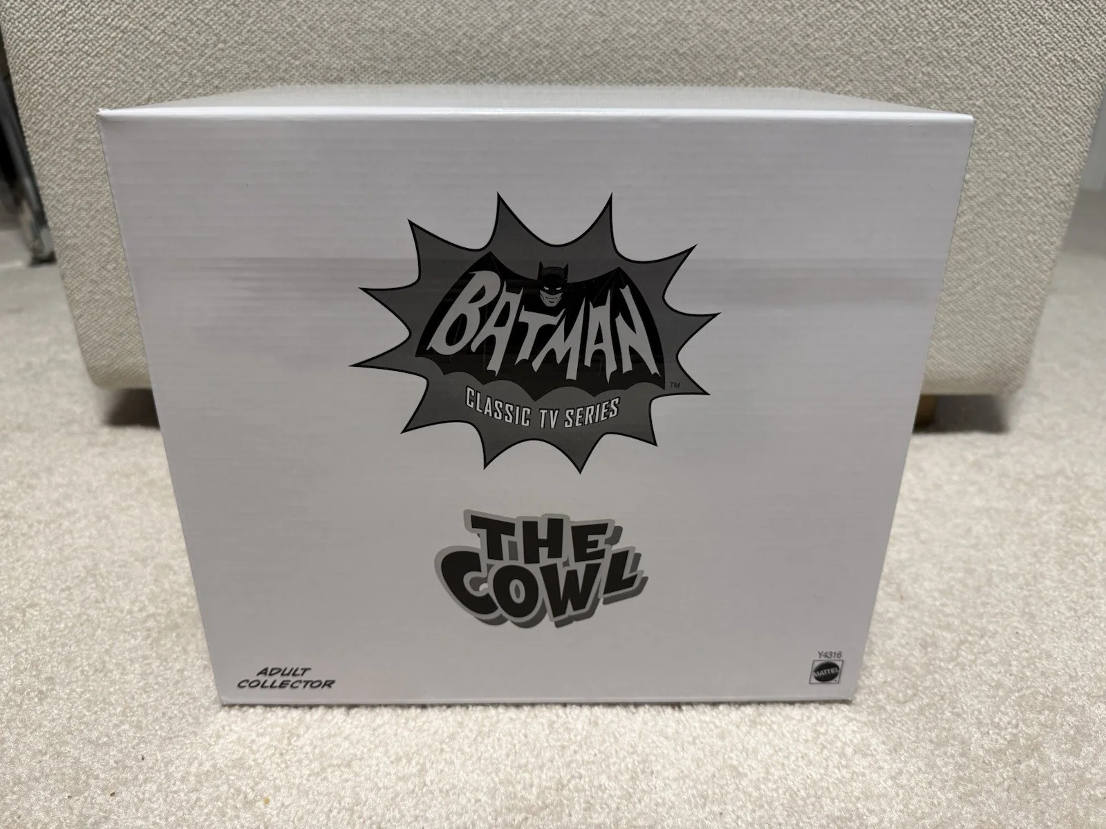 Adam West — Adam West Signed 1966 Batman Scale Screen Accurate Cowl with Display Case CA COA, image 4