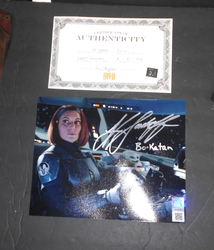 KATEE SACKHOFF — MANDALORIAN AUTOGRAPH OF KATEE SACKHOFF AS BO KATAN KRYZE WITH GROGU & COA LOOK, изображение 2