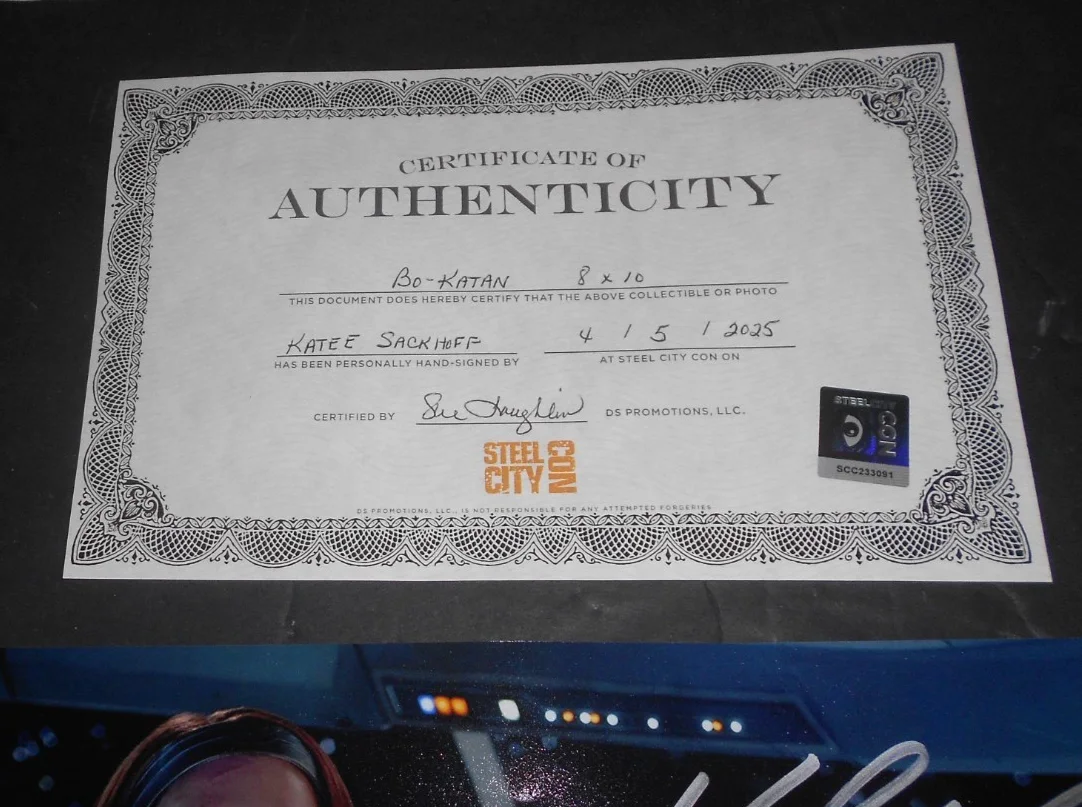 KATEE SACKHOFF — MANDALORIAN AUTOGRAPH OF KATEE SACKHOFF AS BO KATAN KRYZE WITH GROGU & COA LOOK, изображение 3
