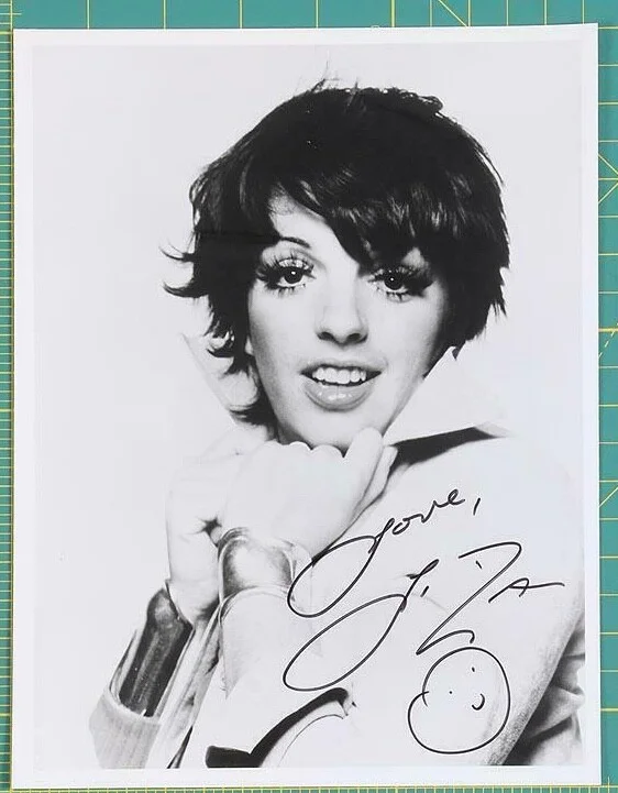 Liza Minnelli — LIZA MINNELLI Signed Photo 8"x10" B/W Head Shot 100% GENUINE