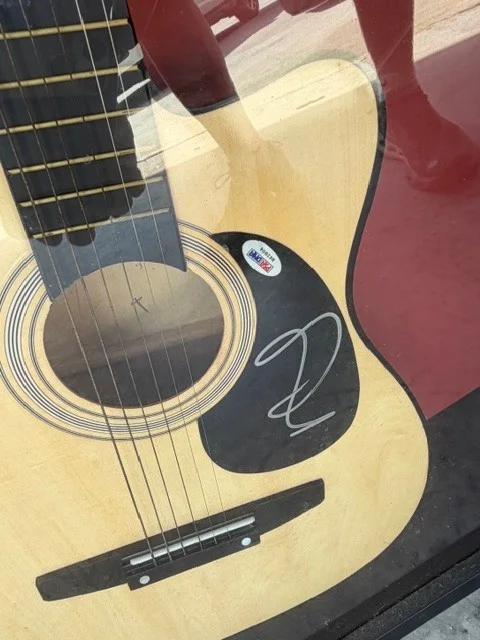 autographed guitar signed by Miley Cyrus - PSA/DNA - ONE OF A KIND - Shadowbox, изображение 2