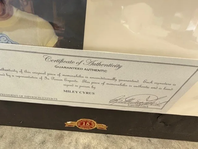 autographed guitar signed by Miley Cyrus - PSA/DNA - ONE OF A KIND - Shadowbox, изображение 3