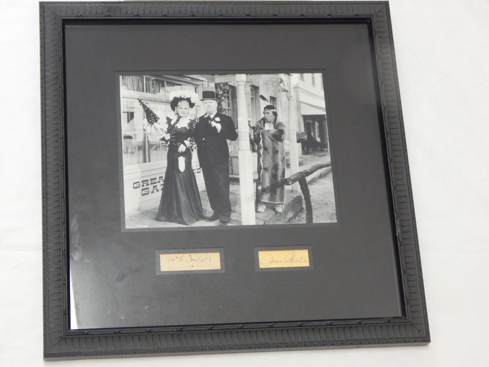 Mae West W.C Fields — Rare W.C. Fields & Mae West My Little Chickadee Framed Matted Signatures w/ LOA, изображение 2