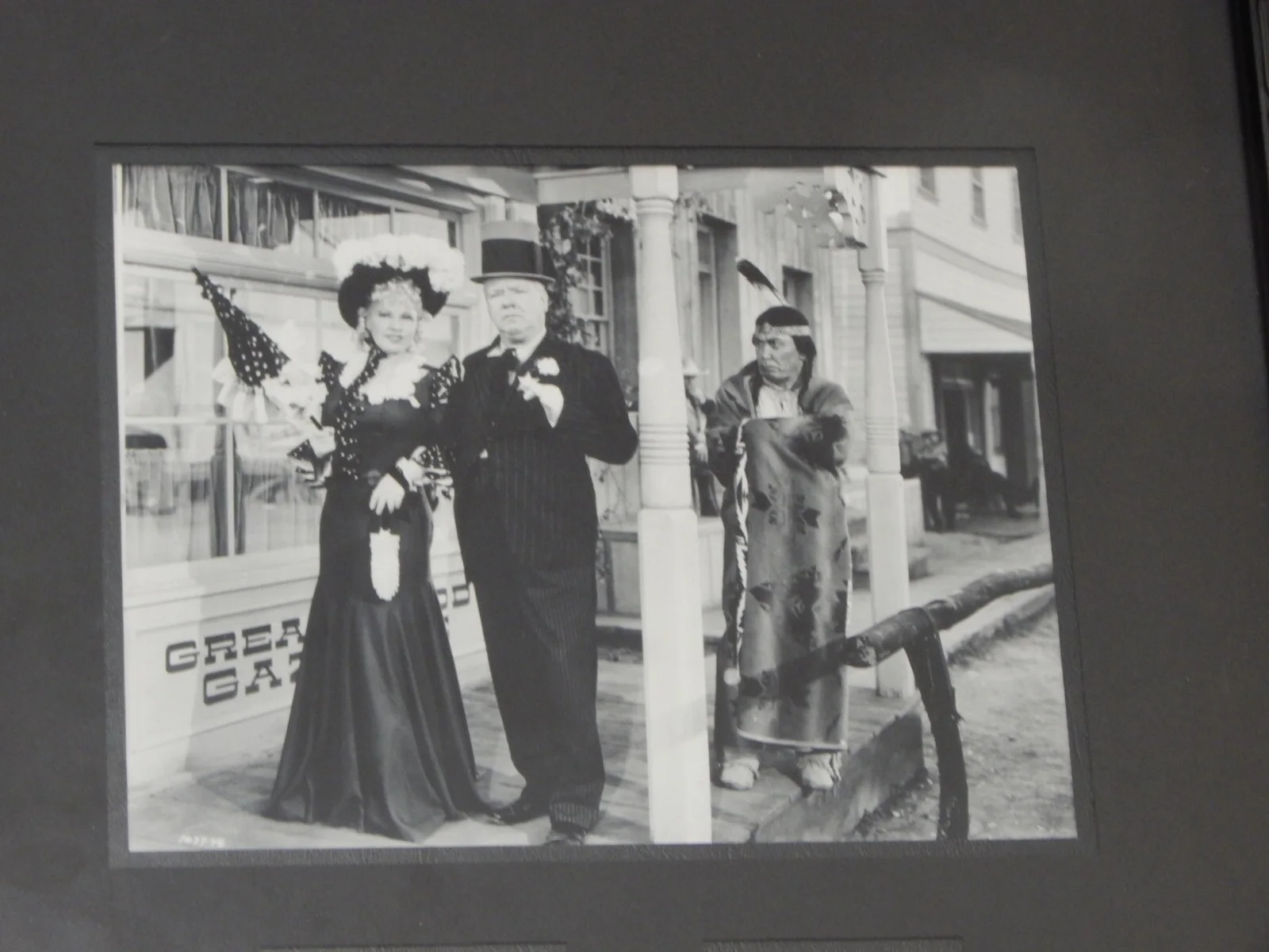 Mae West W.C Fields — Rare W.C. Fields & Mae West My Little Chickadee Framed Matted Signatures w/ LOA, изображение 4