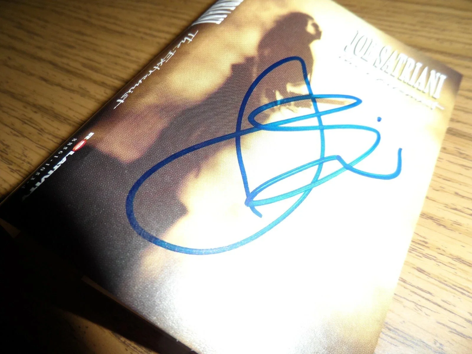 JOE SATRIANI AUTHENTIC AUTOGRAPHED/SIGNED EXTREMIST CASSETTE, image 2