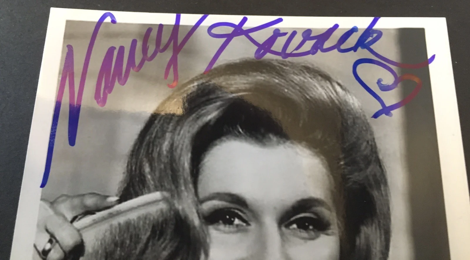 Nancy Kovack Brushing Hair Photograph Hand SIgned Autographed 5"x4" B&W Photo, изображение 3