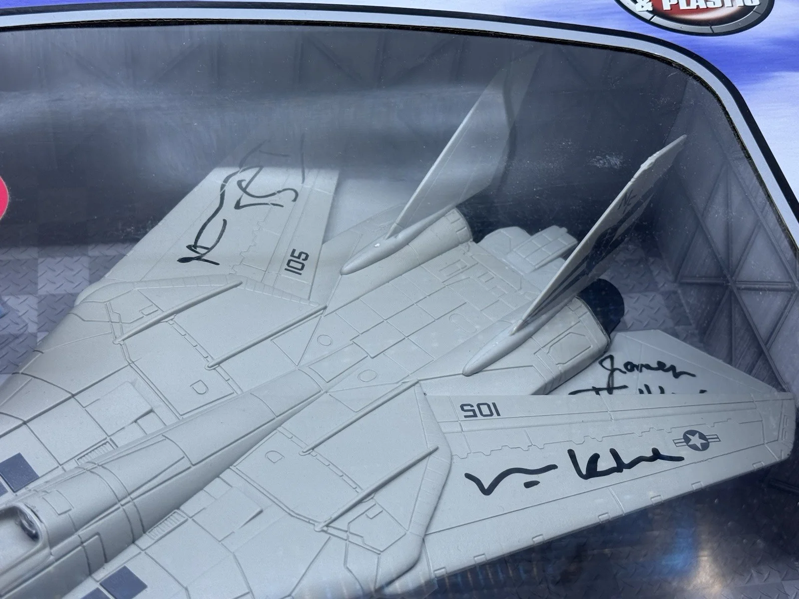Val Kilmer, Tom Skerritt, James Tolkan — Val Kilmer, Tom Skerritt, James Tolkan Signed Top Gun Cast 1:48 F-14 CA COA, изображение 3