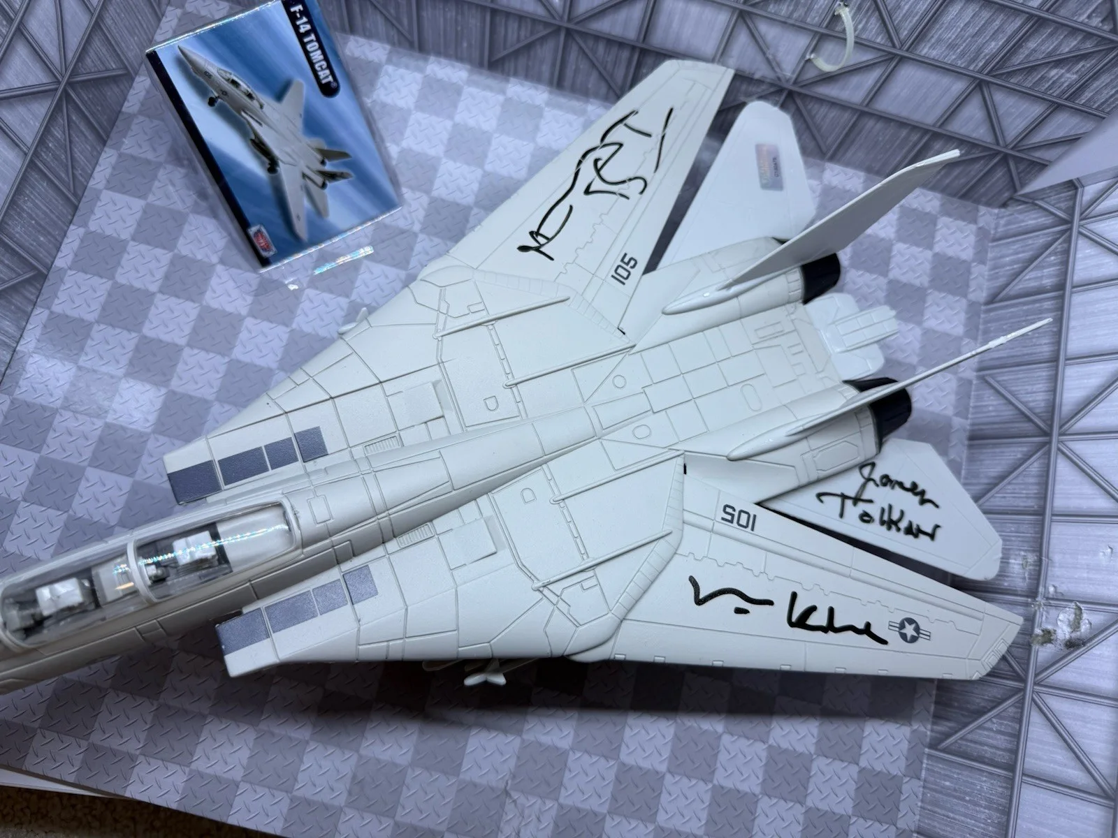 Val Kilmer, Tom Skerritt, James Tolkan — Val Kilmer, Tom Skerritt, James Tolkan Signed Top Gun Cast 1:48 F-14 CA COA, изображение 5