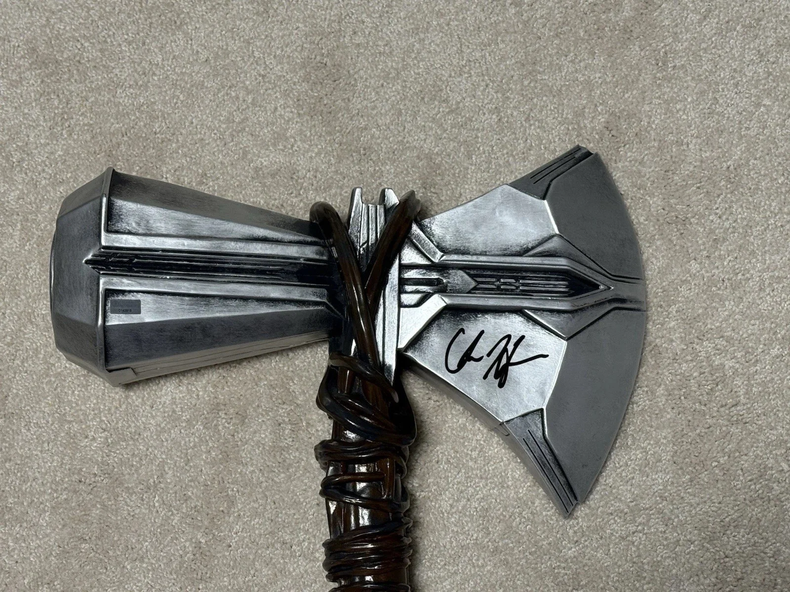 Chris Hemsworth — Chris Hemsworth Signed 39 Inch Infinity War Stormbreaker Replica CA COA, image 3