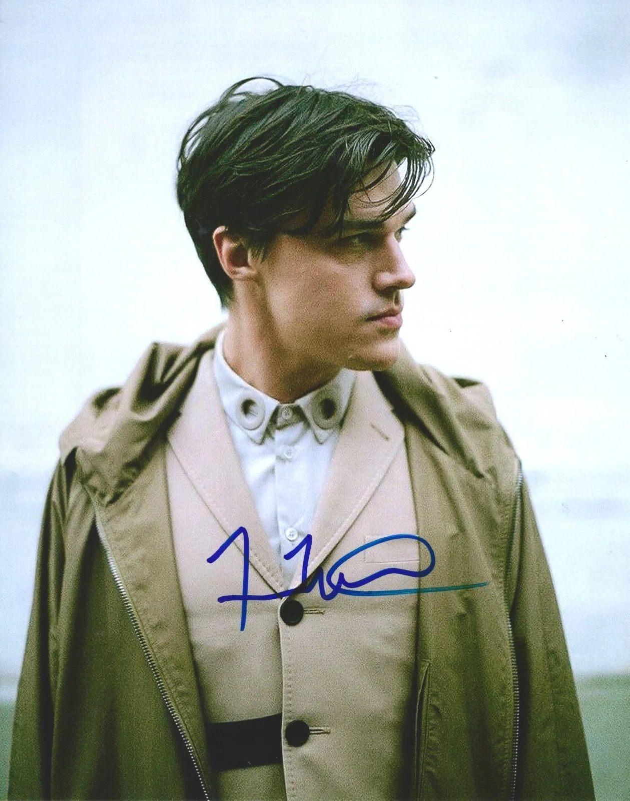 Finn Wittrock — Finn Wittrock signed 8x10 photo - In Person Proof - The Big Short, AHS