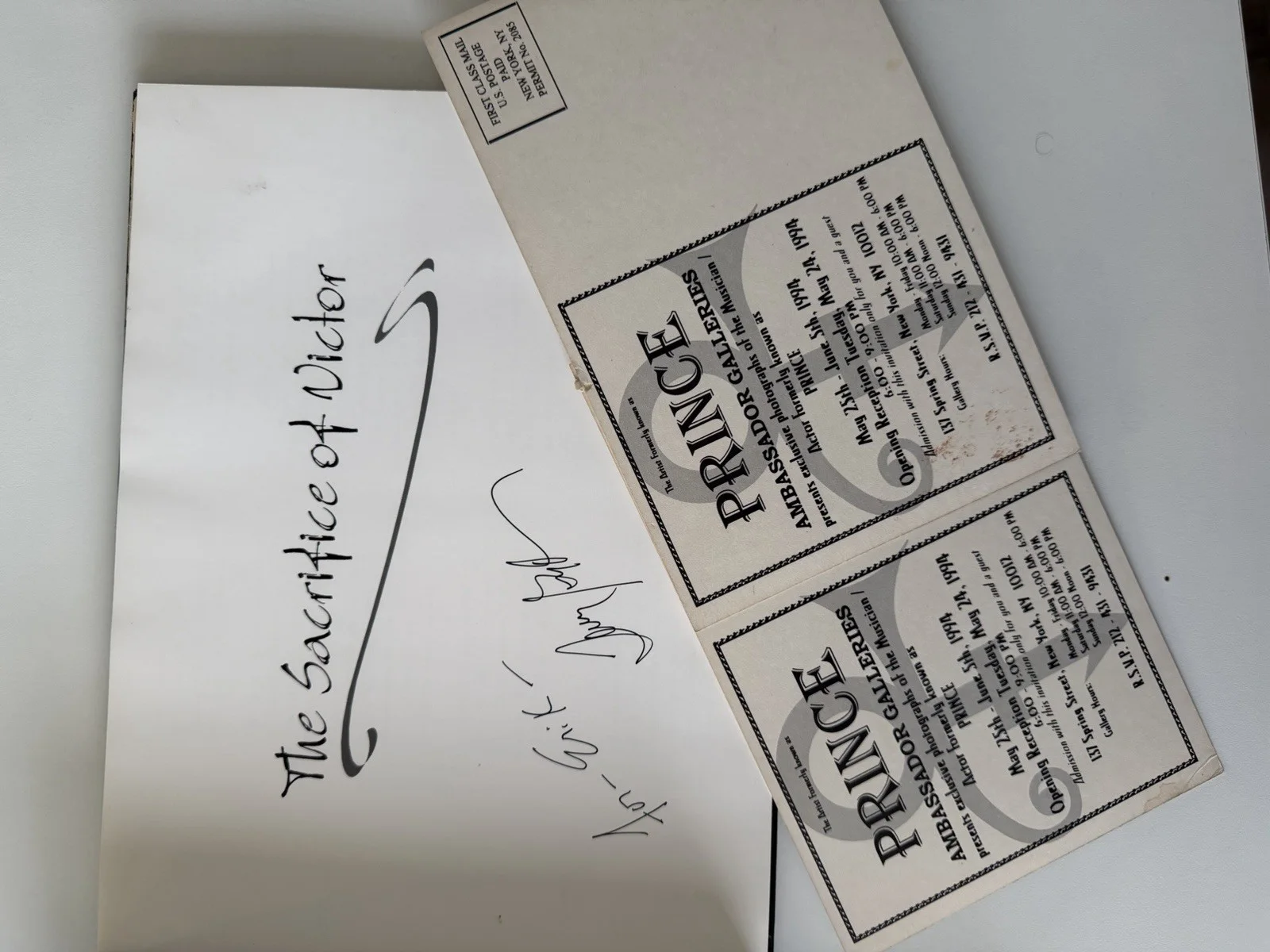 Prince The Sacrifice of Victor Signed “For Erik” Book + 2 Gallery Tickets 1994, изображение 2