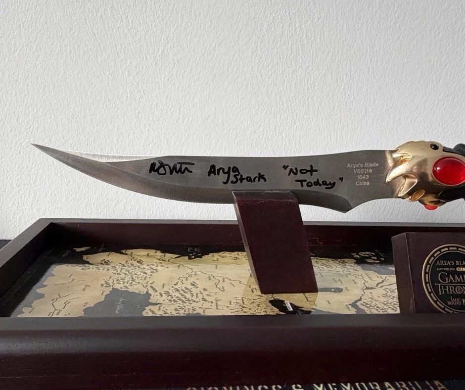 Maisie Williams Signed Game Of Thrones Official Catspaw Replica - SWAU Witnessed, изображение 2