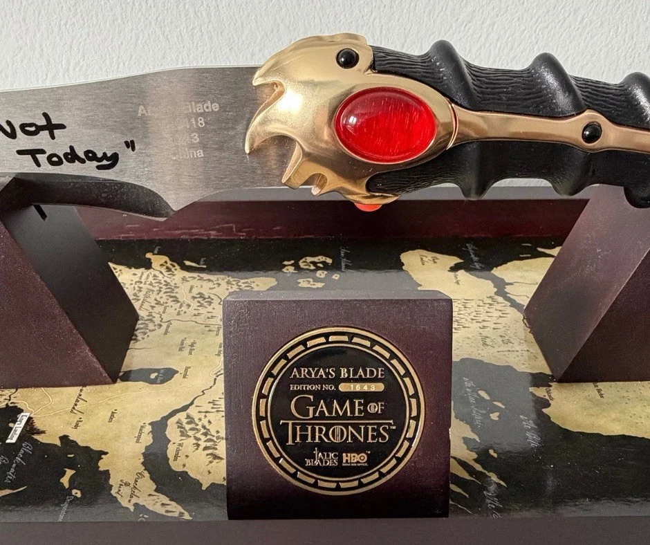 Maisie Williams Signed Game Of Thrones Official Catspaw Replica - SWAU Witnessed, изображение 3