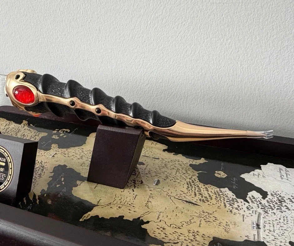 Maisie Williams Signed Game Of Thrones Official Catspaw Replica - SWAU Witnessed, изображение 4