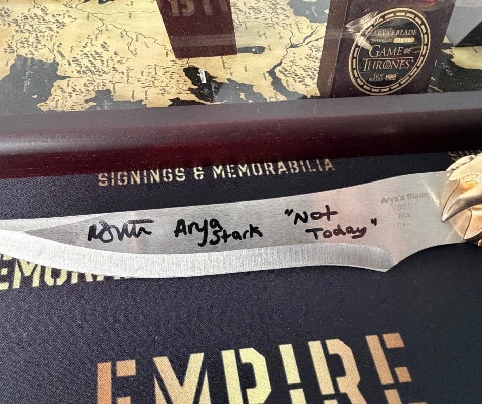 Maisie Williams Signed Game Of Thrones Official Catspaw Replica - SWAU Witnessed, изображение 5