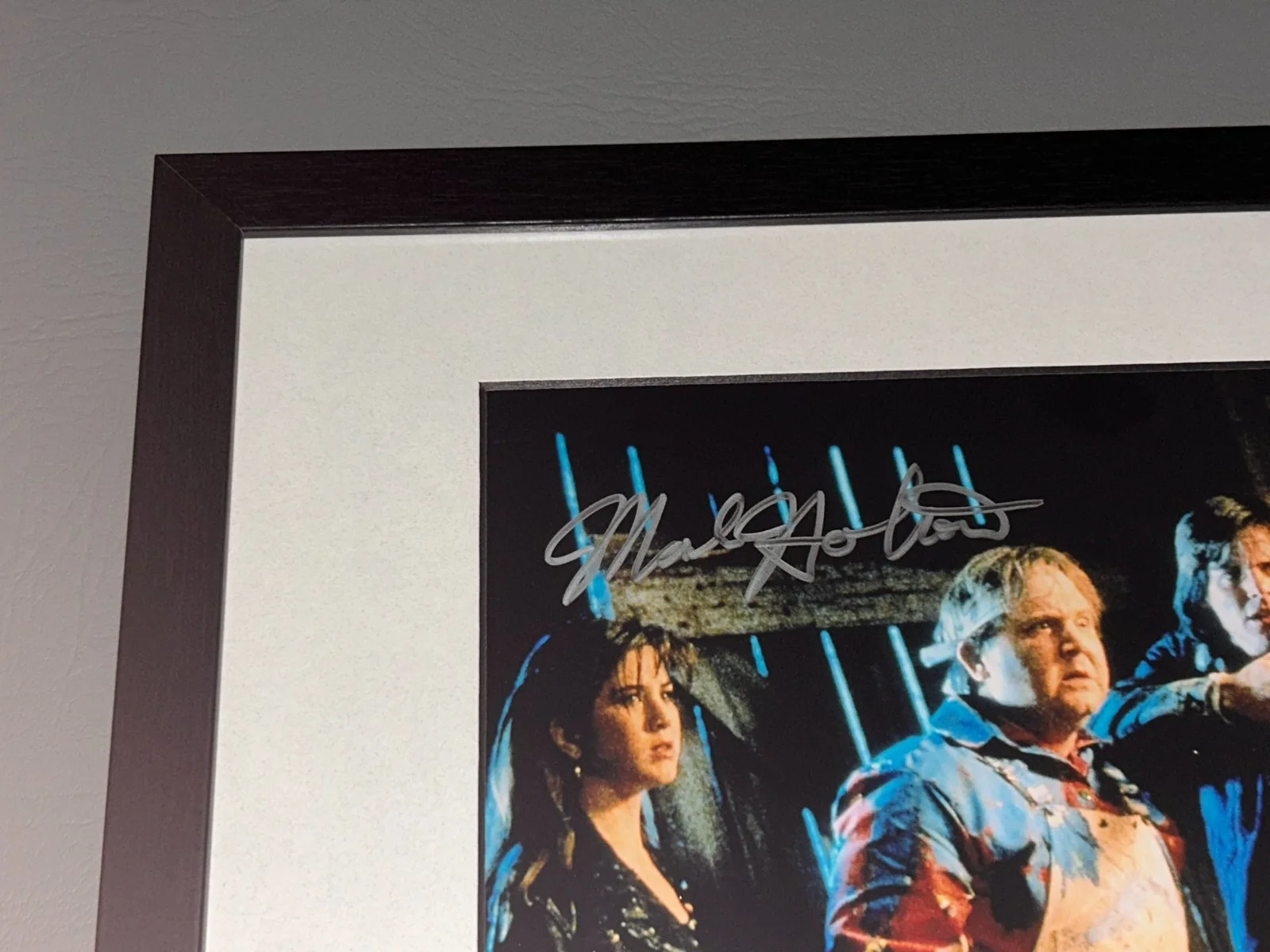 Mark Holton — Mark Holton Ozzie jones Leprechaun Signed 8x10 Photo Black Frame JSA COA, изображение 2