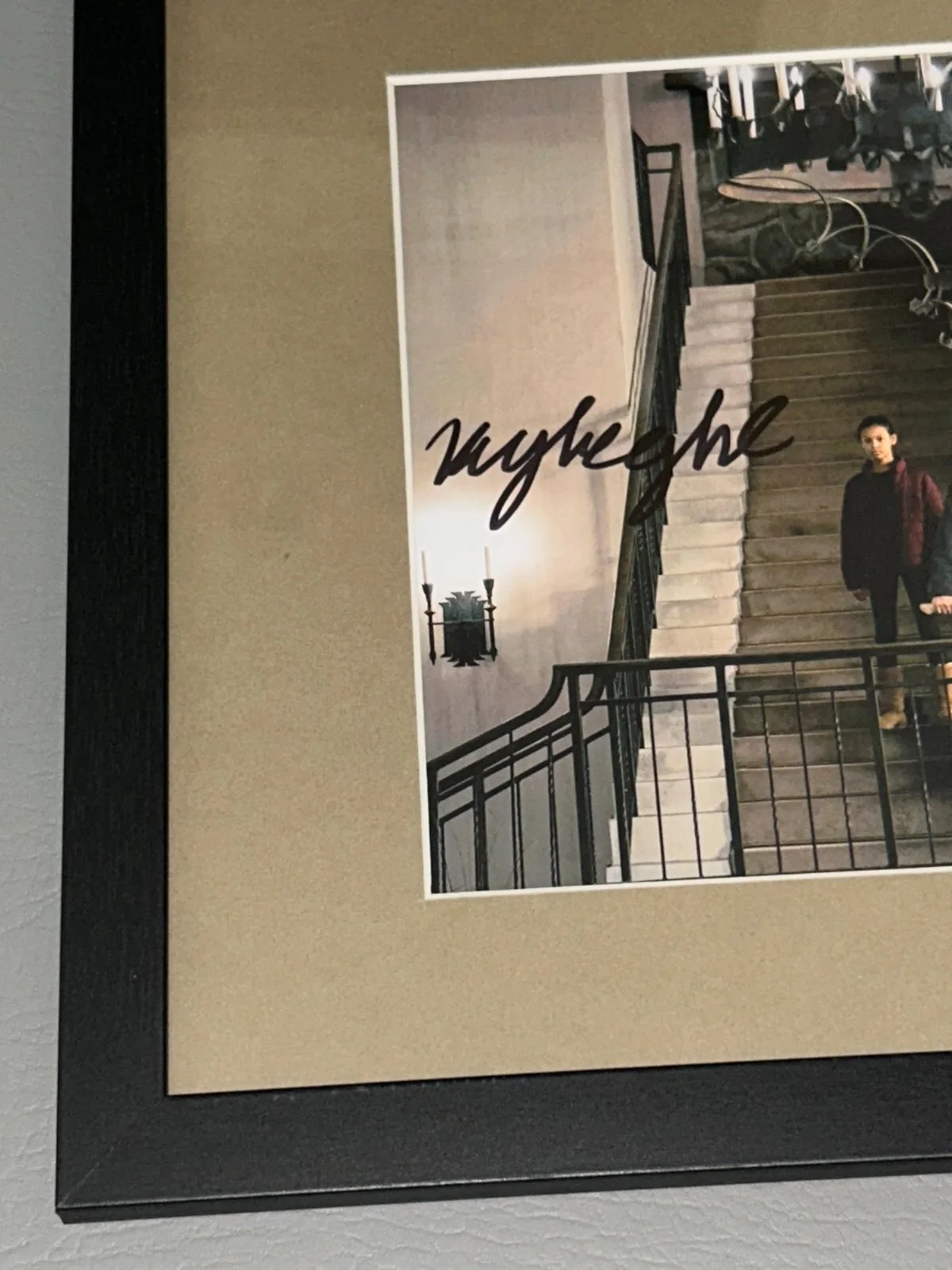 Kyliegh Curran — Kyliegh Curran as Abra Stone Doctor Sleep Signed 8x10 Photo Black Frame JSA COA, image 2