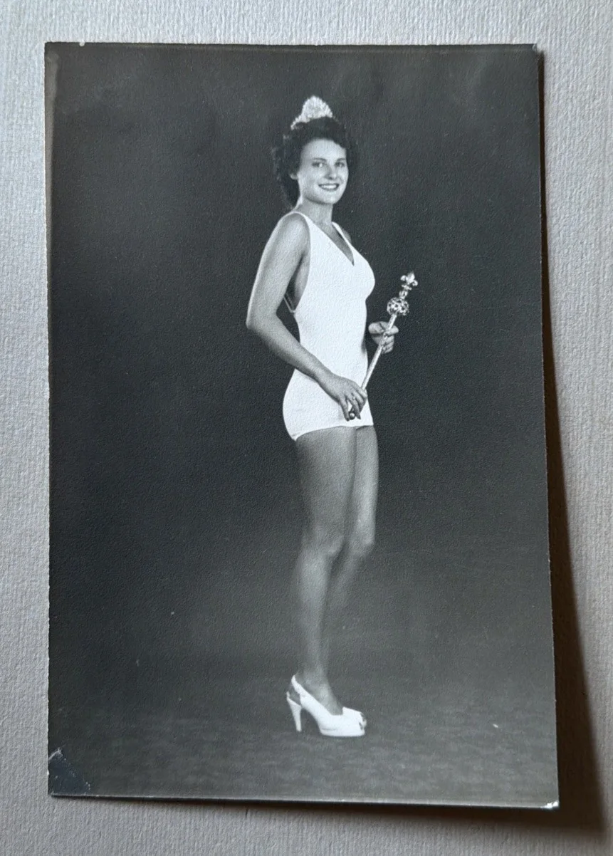 Joan Estep Miss West Virginia 1947 — Joan Estep -Miss West Virginia 1947 -Two Signed Portraits, news clipping & photo, изображение 3