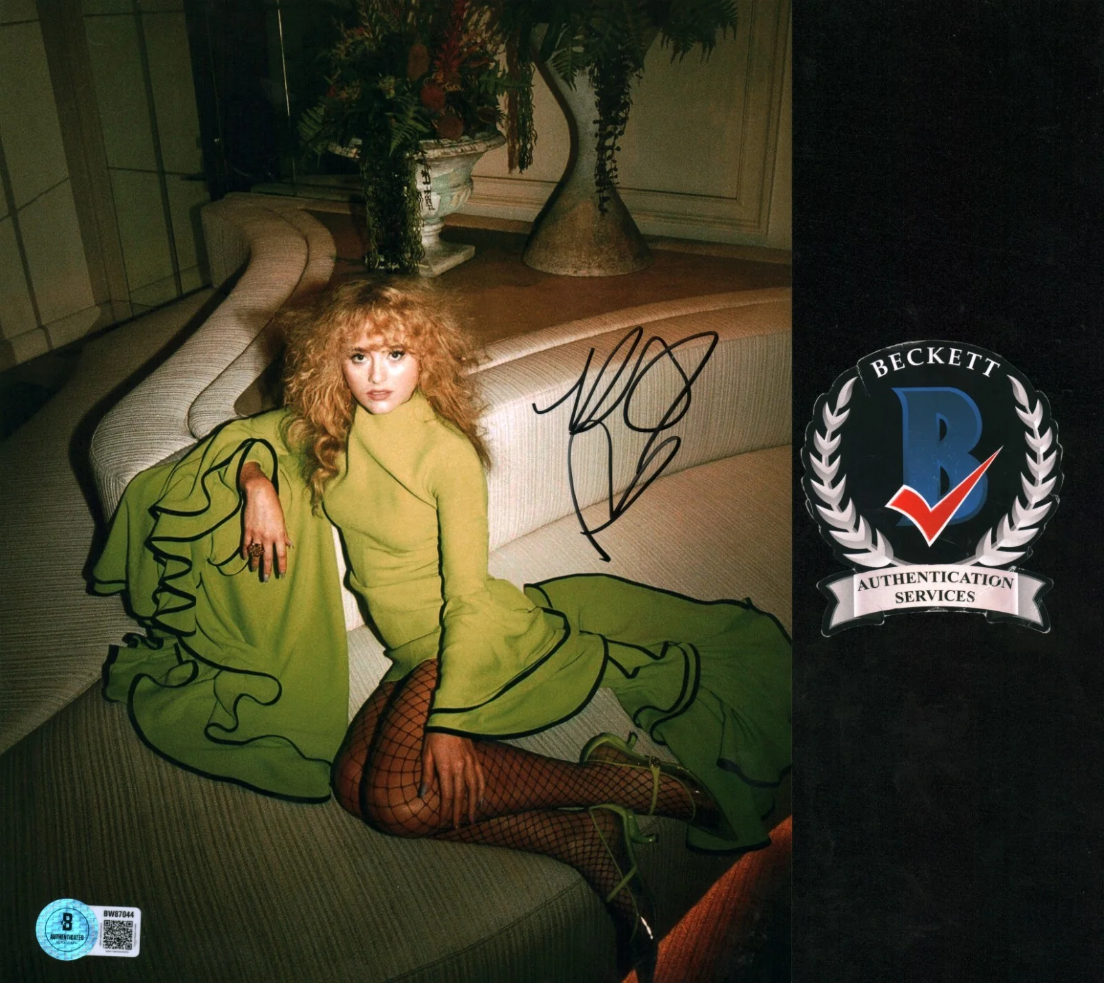Kathryn Newton — KATHRYN NEWTON SIGNED BEAUTIFUL LEGGY BLONDE ACTRESS 8X10 PHOTO BECKETT BAS COA