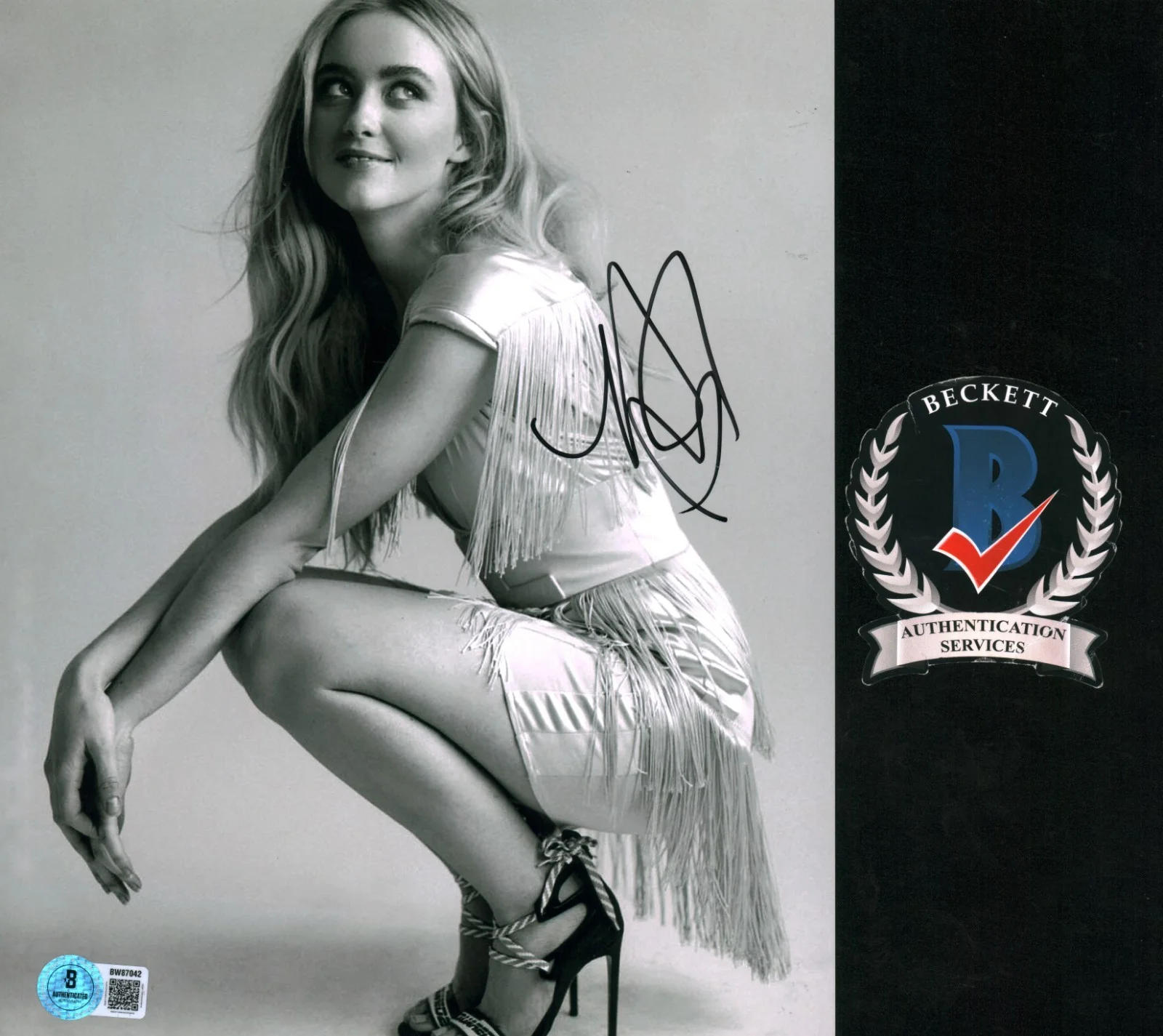 Kathryn Newton — KATHRYN NEWTON SIGNED BEAUTIFUL LEGGY BLONDE ACTRESS 8X10 PHOTO BECKETT BAS COA