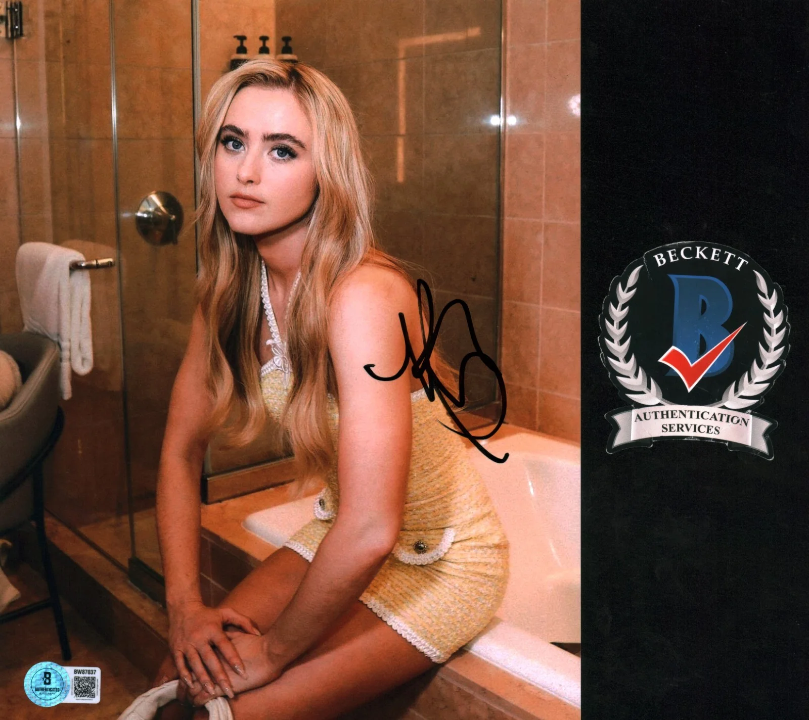 Kathryn Newton — KATHRYN NEWTON SIGNED BEAUTIFUL LEGGY BLONDE ACTRESS 8X10 PHOTO BECKETT BAS COA
