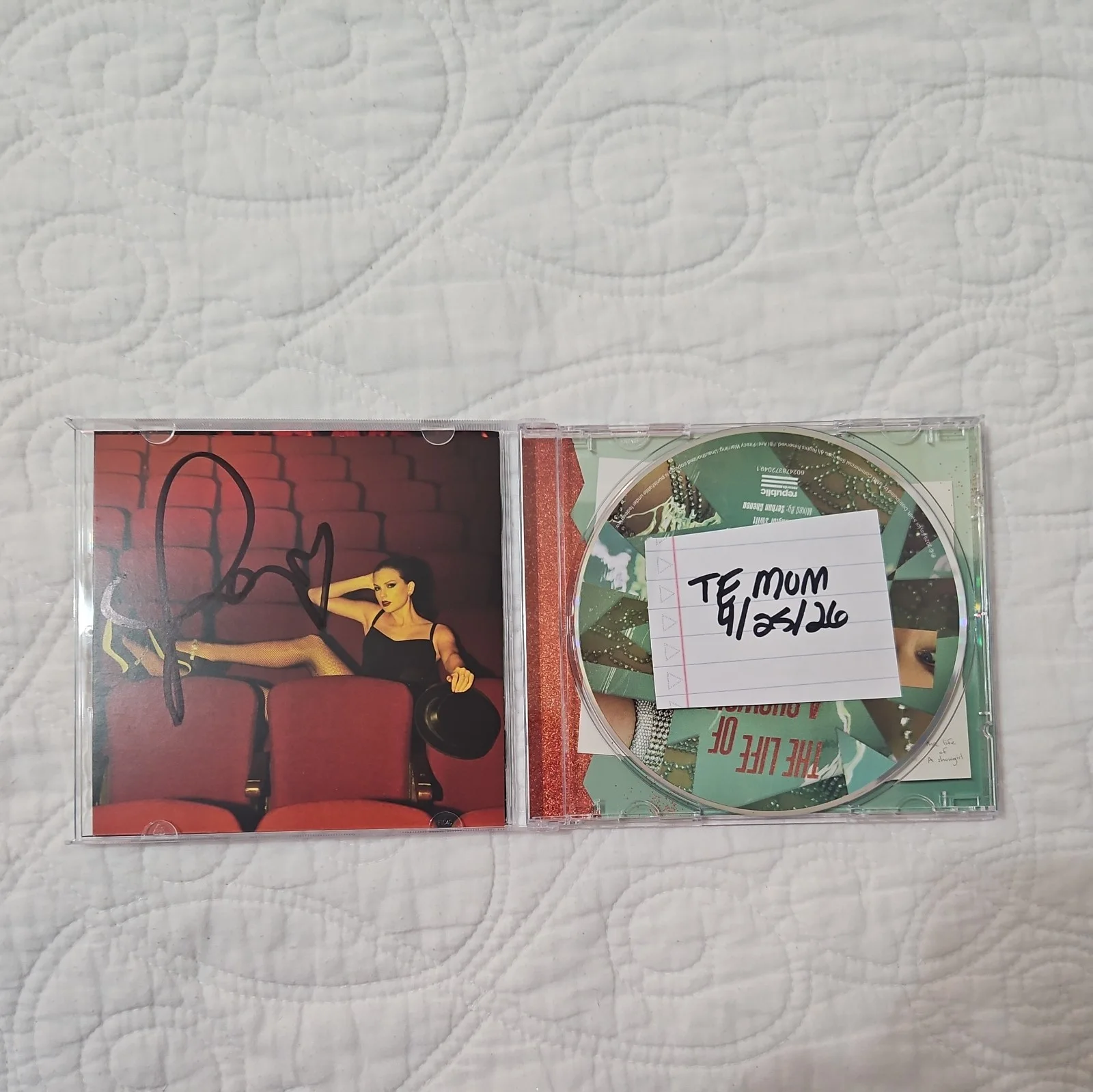 Taylor Swift The Life Of A Showgirl TLOAS Hand Signed Autographed CD Photo 4, изображение 2