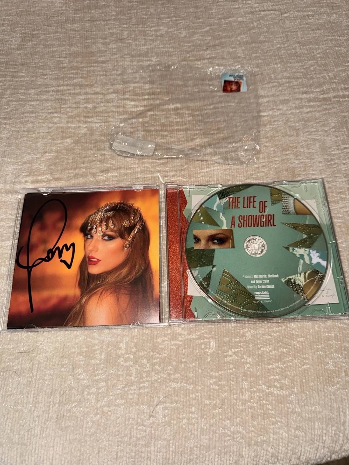 Authentic Taylor Swift “The Life of a Showgirl” CD –Hand Signed – Official Store, изображение 2