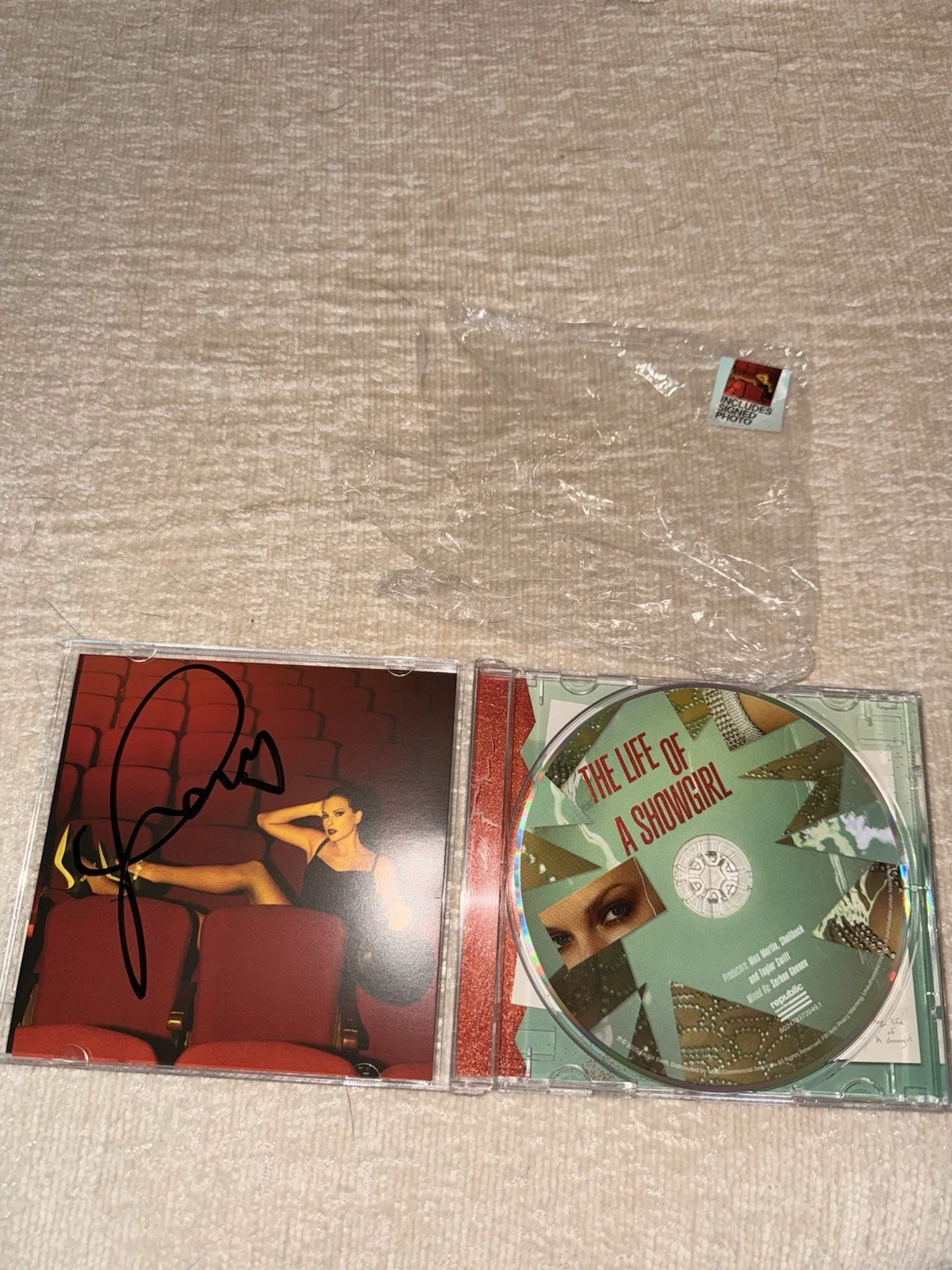 Authentic Taylor Swift “The Life of a Showgirl” CD –Hand Signed – Official Store, изображение 2