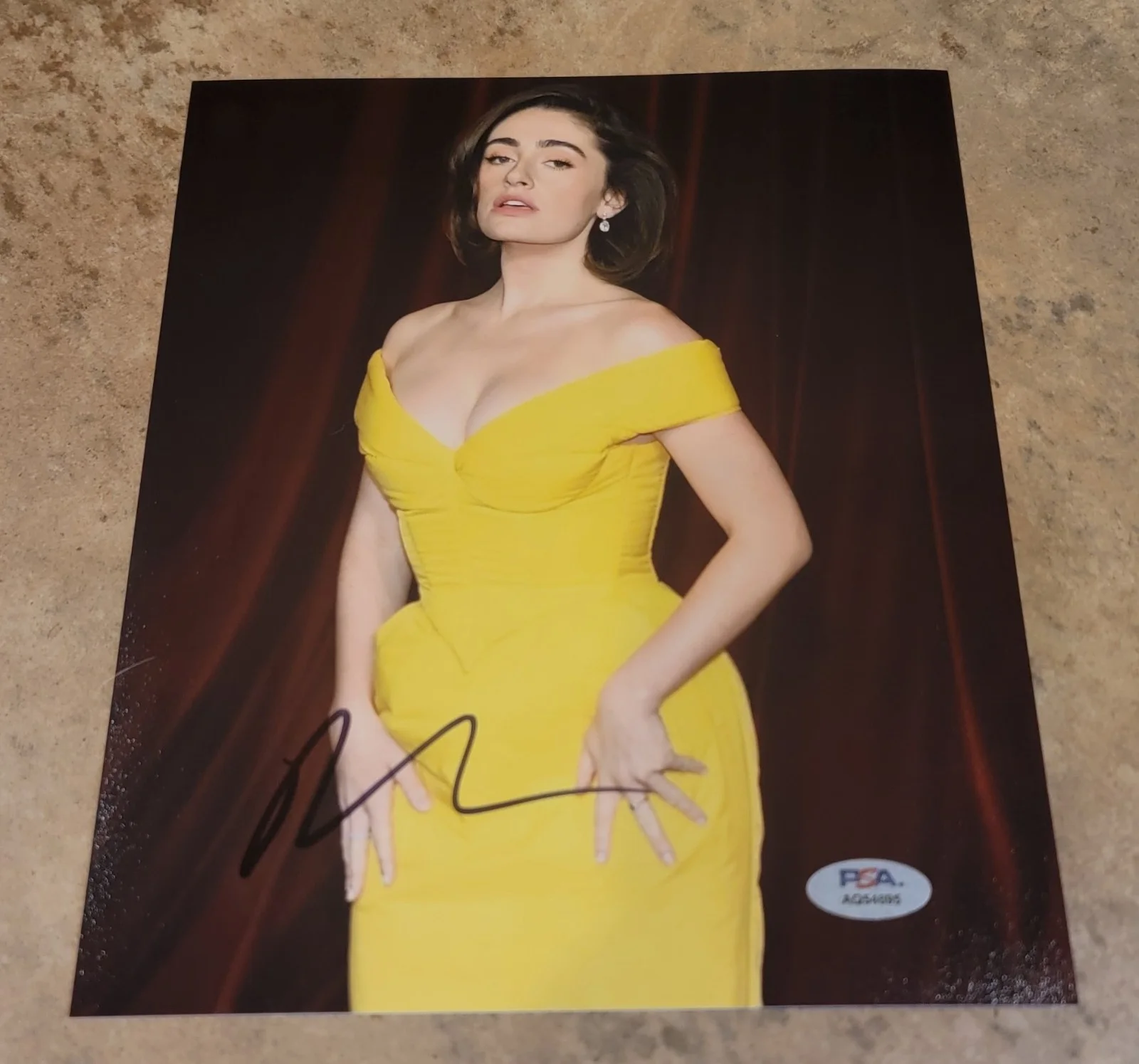 Rachel Sennott — Rachel Sennott signed 8x10 photo PSA DNA autograph photoshoot yellow dress