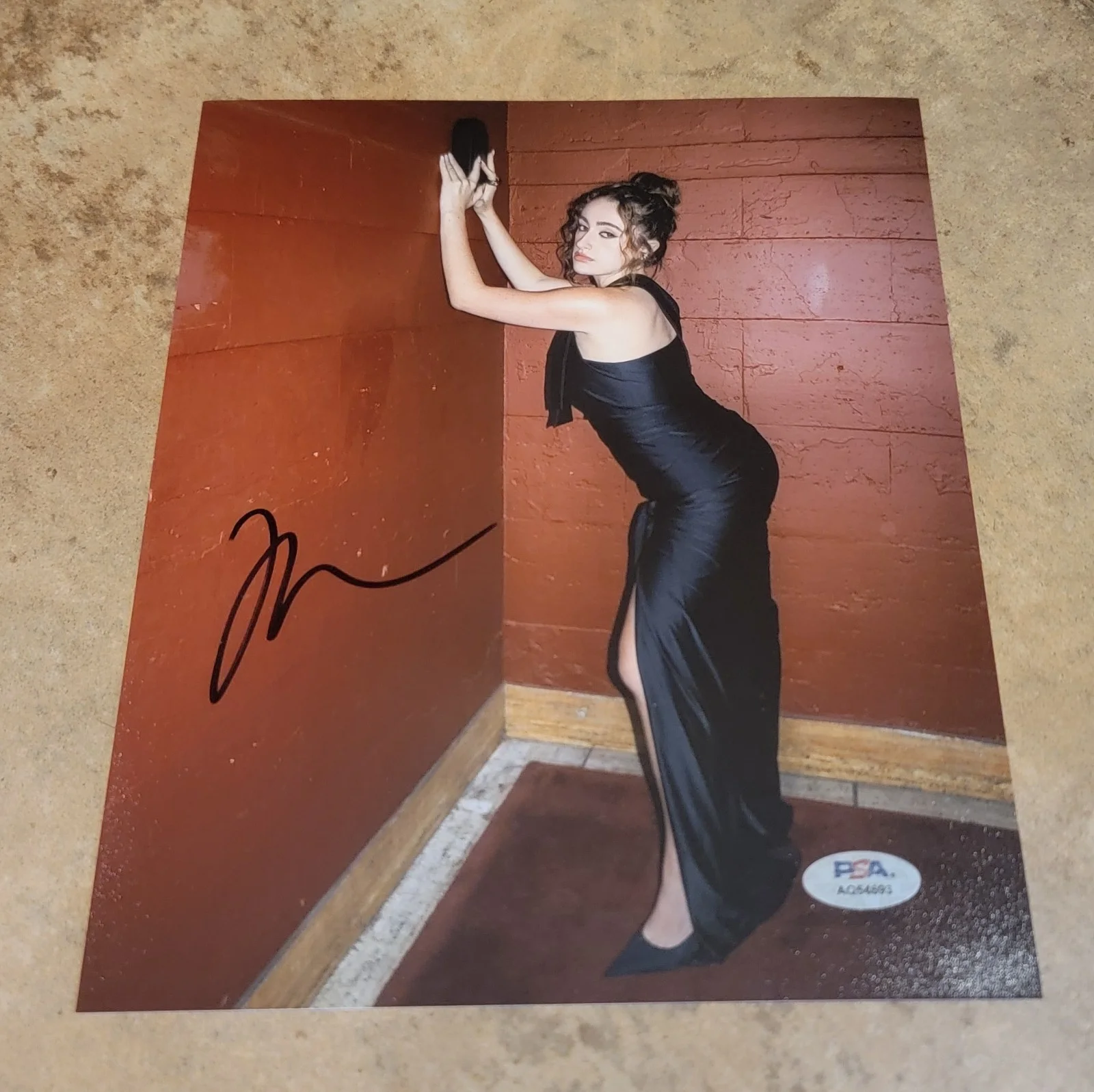 Rachel Sennott — Rachel Sennott signed 8x10 photo PSA DNA autograph photoshoot black dress