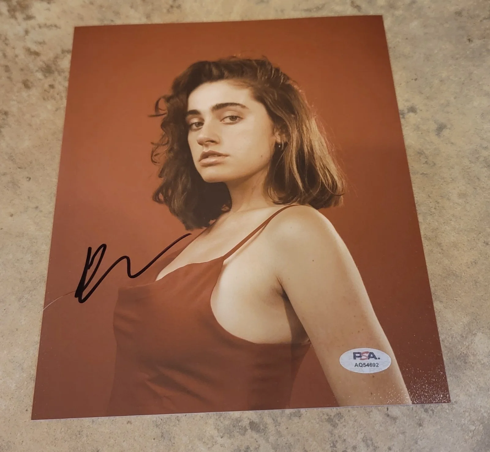 Rachel Sennott — Rachel Sennott signed 8x10 photo PSA DNA autograph photoshoot red background