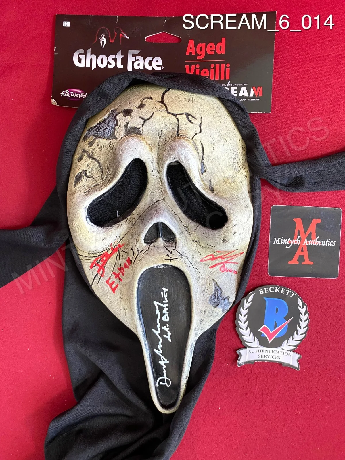 Jack Champion, Liana Liberato, Dermot Mulroney — Scream 6 cast signed Ghostface aged mask Champion Liberato Mulroney Beckett