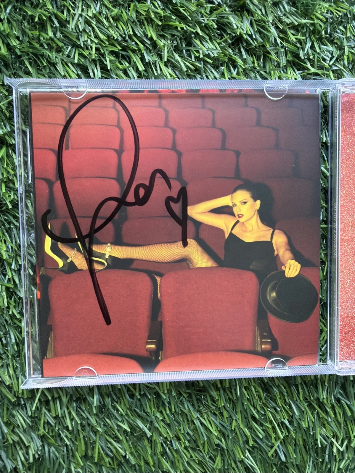 Taylor Swift The Life of a Showgirl CD + Hand Signed Photo With Heart4 - In Hand, изображение 2
