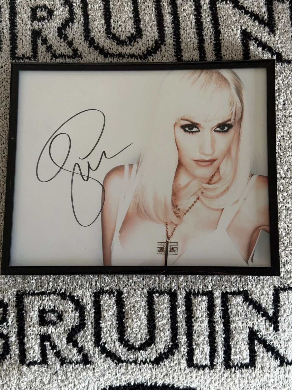 Gwen Stefani — 🔥 Gwen Stefani - IP Signed 8 x 10 High Gloss Photo Framed w/ COA Hologram - 🔥, image 2