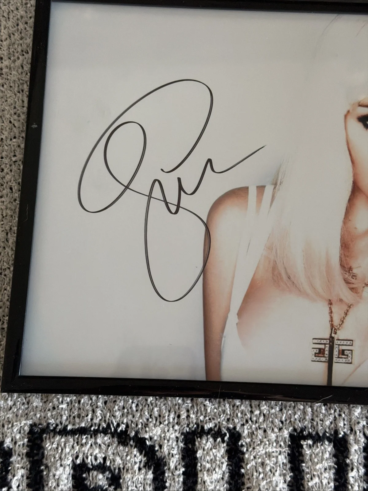 Gwen Stefani — 🔥 Gwen Stefani - IP Signed 8 x 10 High Gloss Photo Framed w/ COA Hologram - 🔥, image 3