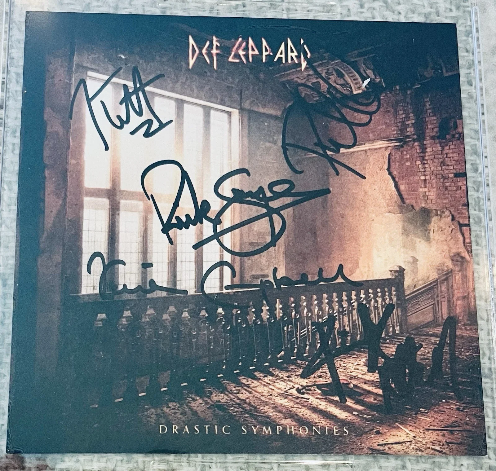 DEF LEPPARD Band Signed CD All 5 Members Autograph PSA/DNA Gem Mint 10, image 2