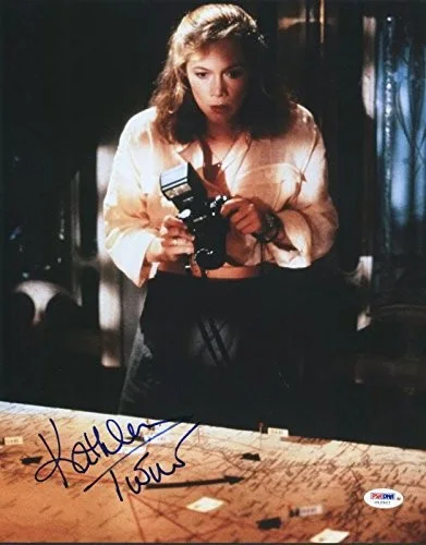 Kathleen Turner — Kathleen Turner Signed Authentic 11X14 Photo Autographed PSA/DNA #U52907, изображение 2