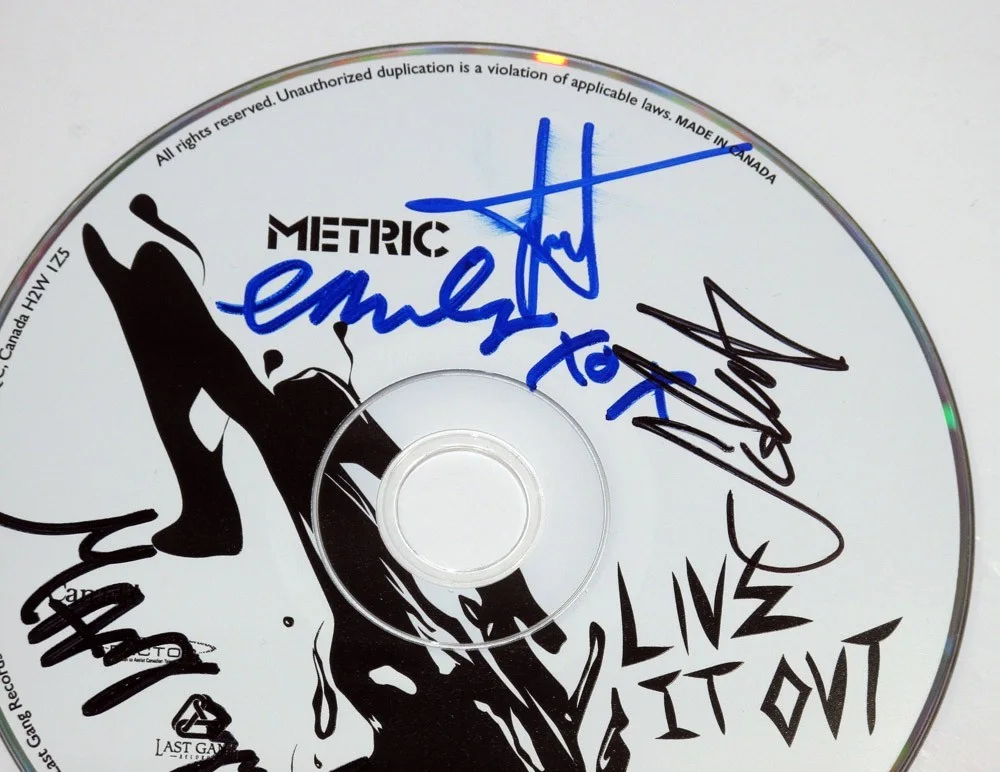 METRIC - EMILY HAINES, JAMES SHAW, JOSUA WINSTEAD, JOULES SCOTT — METRIC Band ALL 4 signed "LIVE IT OUT" CD a EMILY HAINES Monster Hospital COA, изображение 2